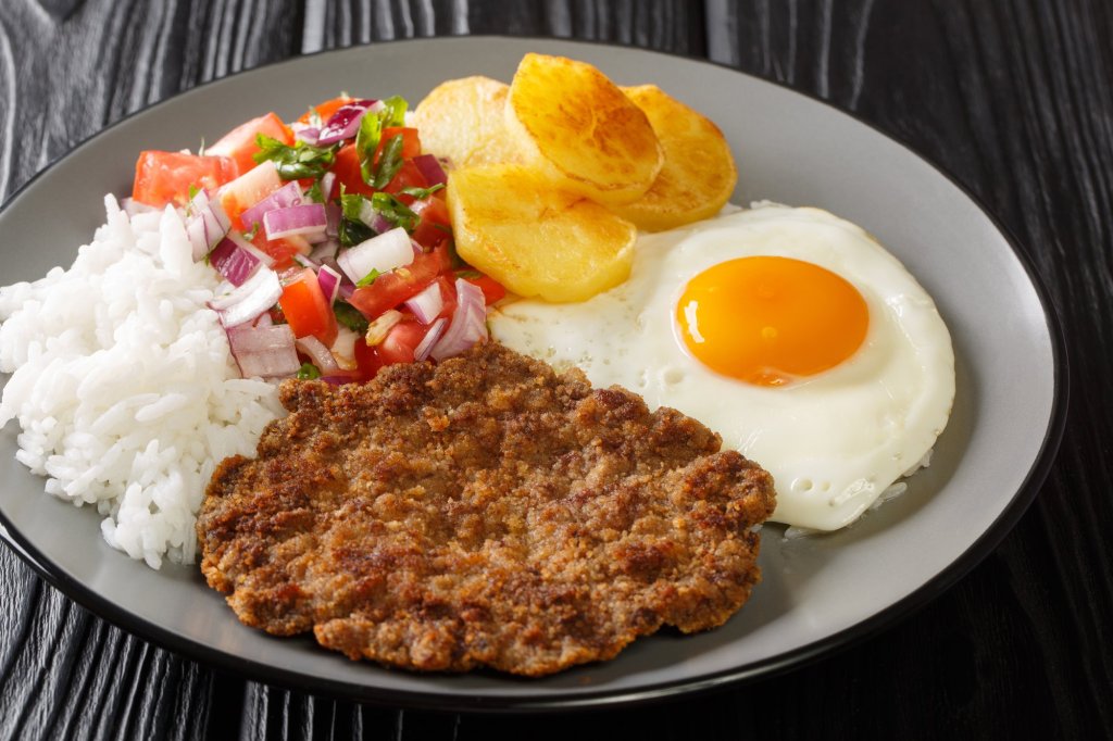 Silpancho (Filete de res y huevo&nbsp;frito)Bolivia