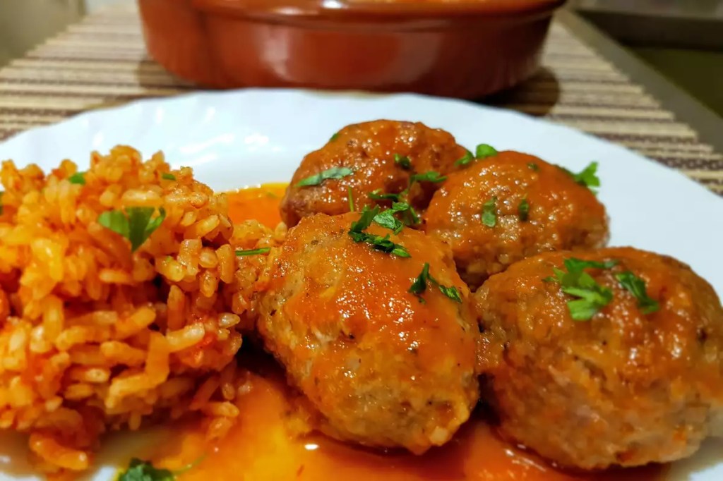 Soutzoukakia, Albóndigas de carne con comino y salsa de tomate. Tesalónica,&nbsp;Grecia.
