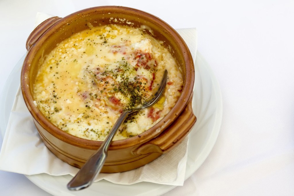 Bougiourdi — Queso feta al horno. Tesalónica, Grecia. 